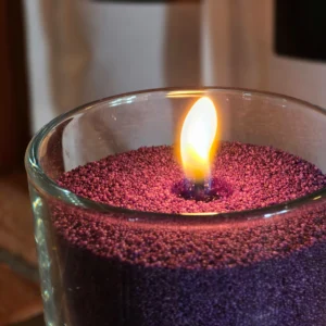 Kvepianti Biri žvakė Purple Lavender Crystal Pearls dega is arti
