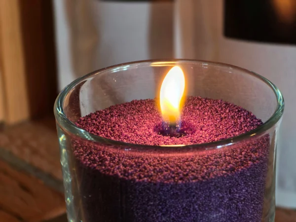 Kvepianti Biri žvakė Purple Lavender Crystal Pearls dega is arti
